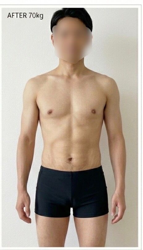 ダイエットに成功し、メタボ体型から引き締まった体に変化した男性の姿。お腹の脂肪が劇的に減ったアフターの状態画像「image_5c2865.jpg」ですね！先ほどの90kgのビフォー写真と対になる、素晴らしい成果が出たアフター写真ですね。  ご要望の「ダイエット成功」「20kg減量成功」というキーワードを自然に組み込みつつ、検索エンジンや音声読み上げでも劇的な変化がしっかり伝わるALTテキストを3パターン作成しました。  20kg減量・ダイエット成功（After）画像のALTテキスト案 ① 成果とキーワードをしっかり盛り込むパターン（おすすめ）  20kgの減量に成功した男性のダイエット後の正面姿。ぽっこり出ていたお腹がすっきりと引き締まり、腹筋のラインが見える健康的な体型に変化している。左上に「AFTER 70kg」の文字。